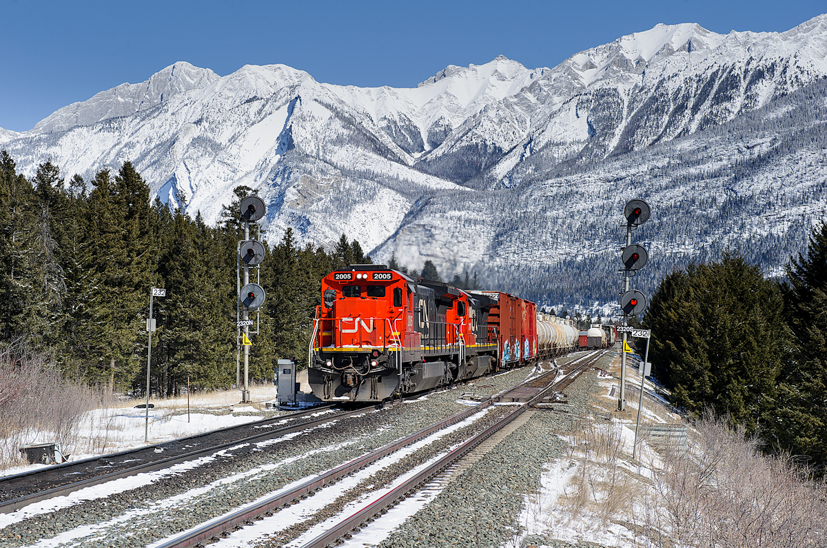 CN C40-8s 2005 and 2114 bring L513's up to the north track at English on a marvellous afternoon in The Rockies.