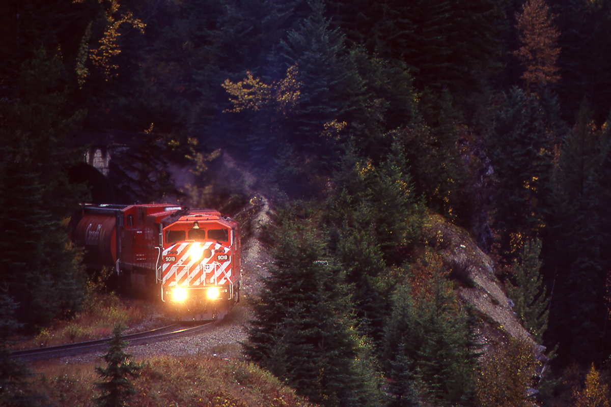 Seen from the Cathedral Siding bridge, 9018 hauls grain empties up the Big Hill