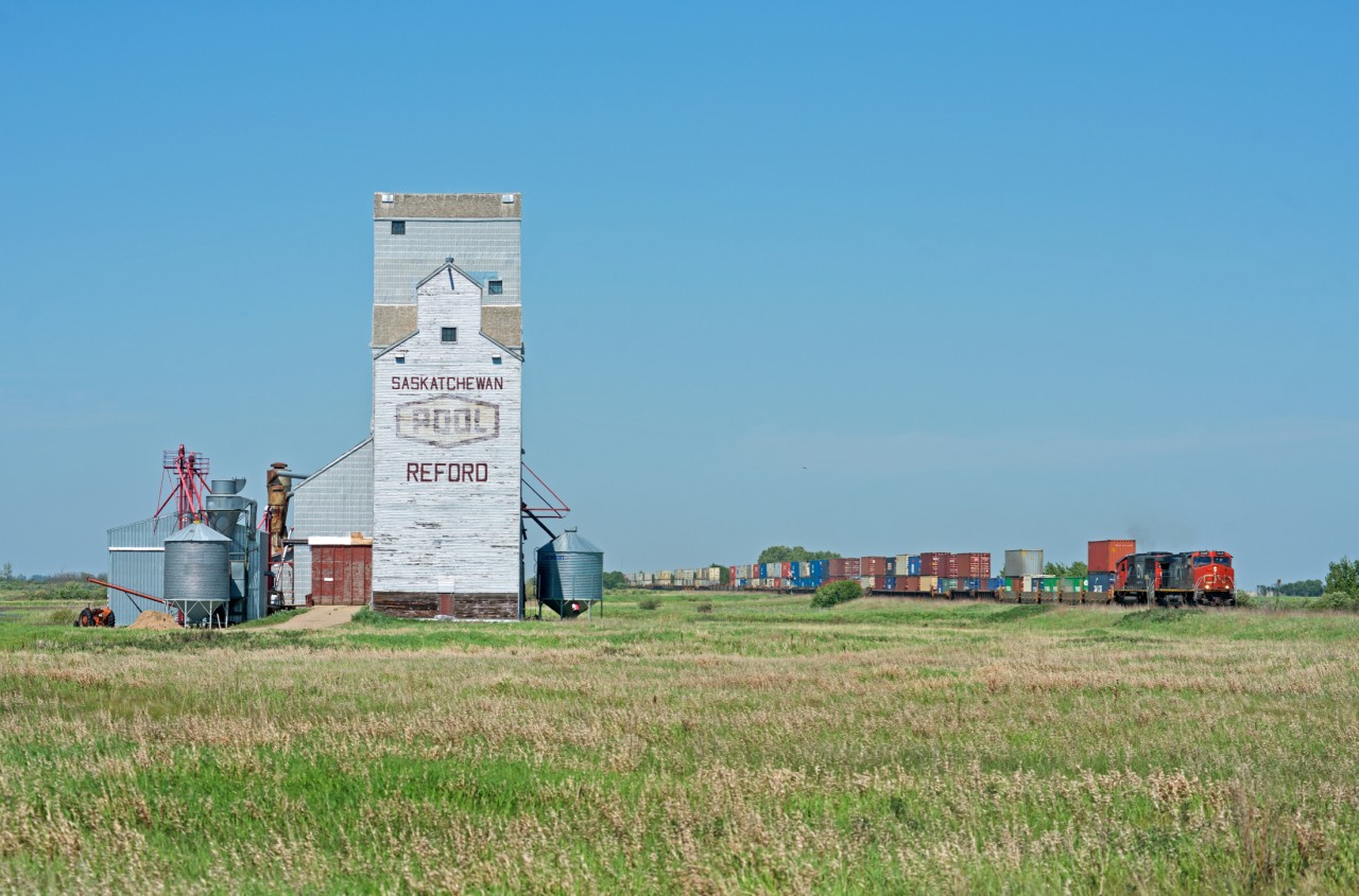 CN 108 passes the former Pool elevator at Reford Saskatchewan. You can tell this is the former GTP mainline by the vast distance between the elevator and the right of way.