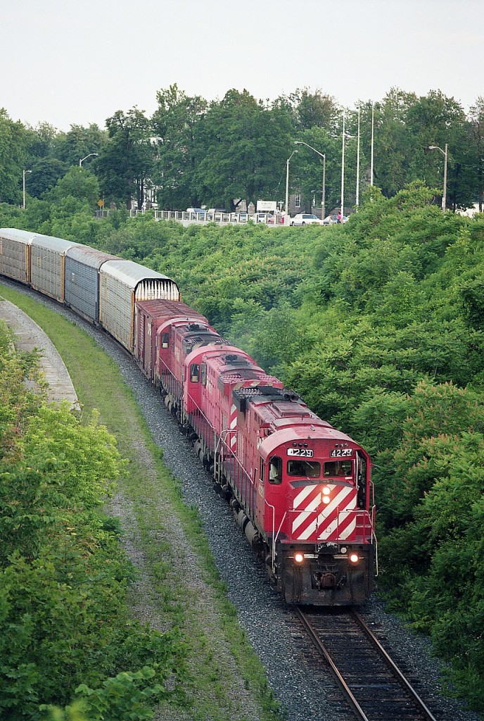 Nice to see a matched set of MLW C-424s come out of Montrose Yard and head stateside.In this instance I am standing on the Minolta Tower Walkway over the tracks, and in the background upper right is the corner of Oakes Dr & Livingston. As usual busy with tourists. Power set is CP 4229 with 4231 and 4228.