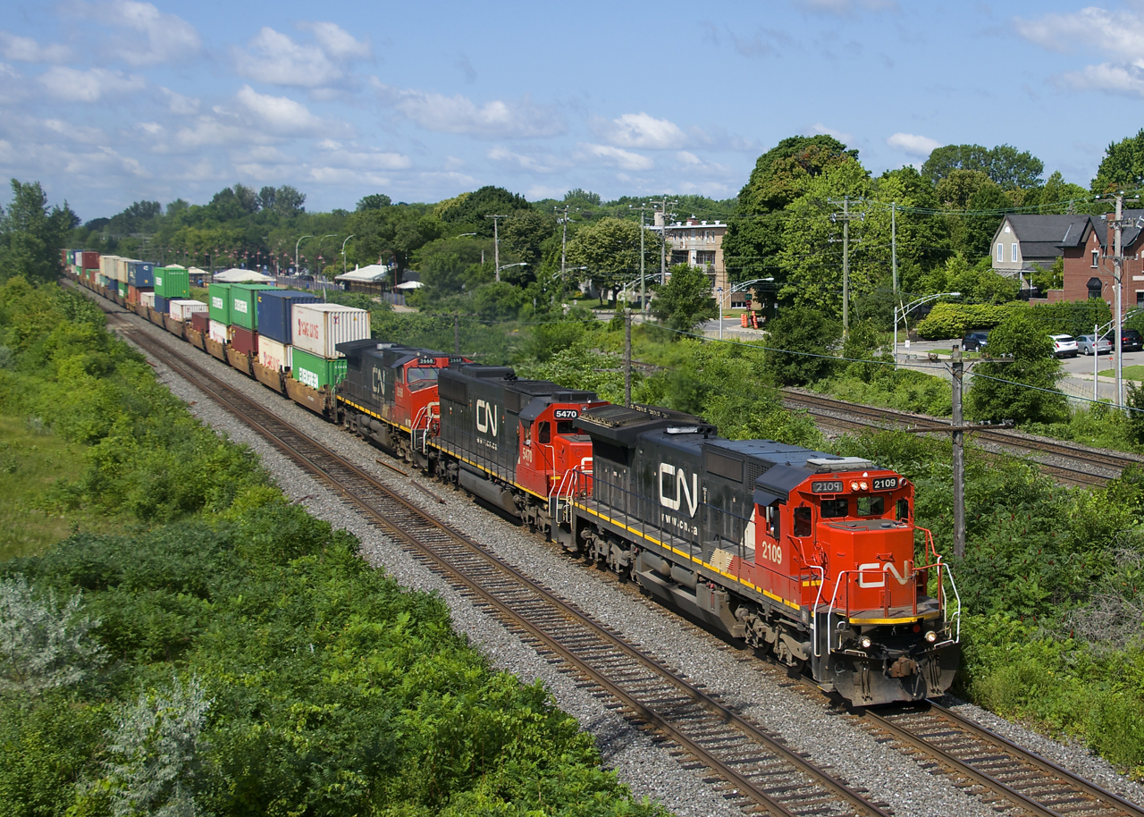 Standard cabs CN 2109 & CN 5470 (along with widecab CN 2668) lead a 510-axle CN 106 as it approaches MP 14 of CN's Kingston Sub.
