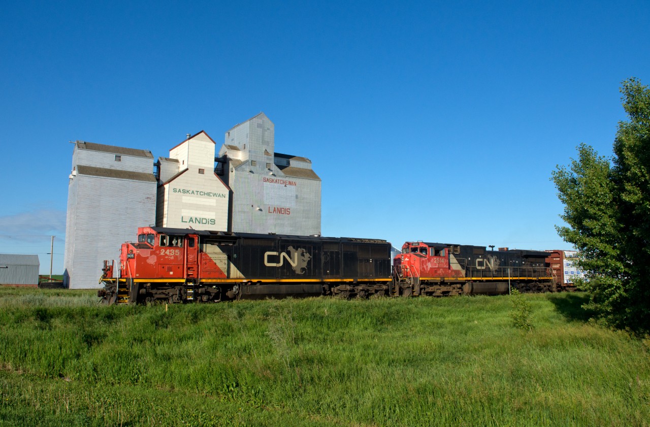 CN 806 passes a small group of elevators at Landis on the Wainright Sub west of Biggar.