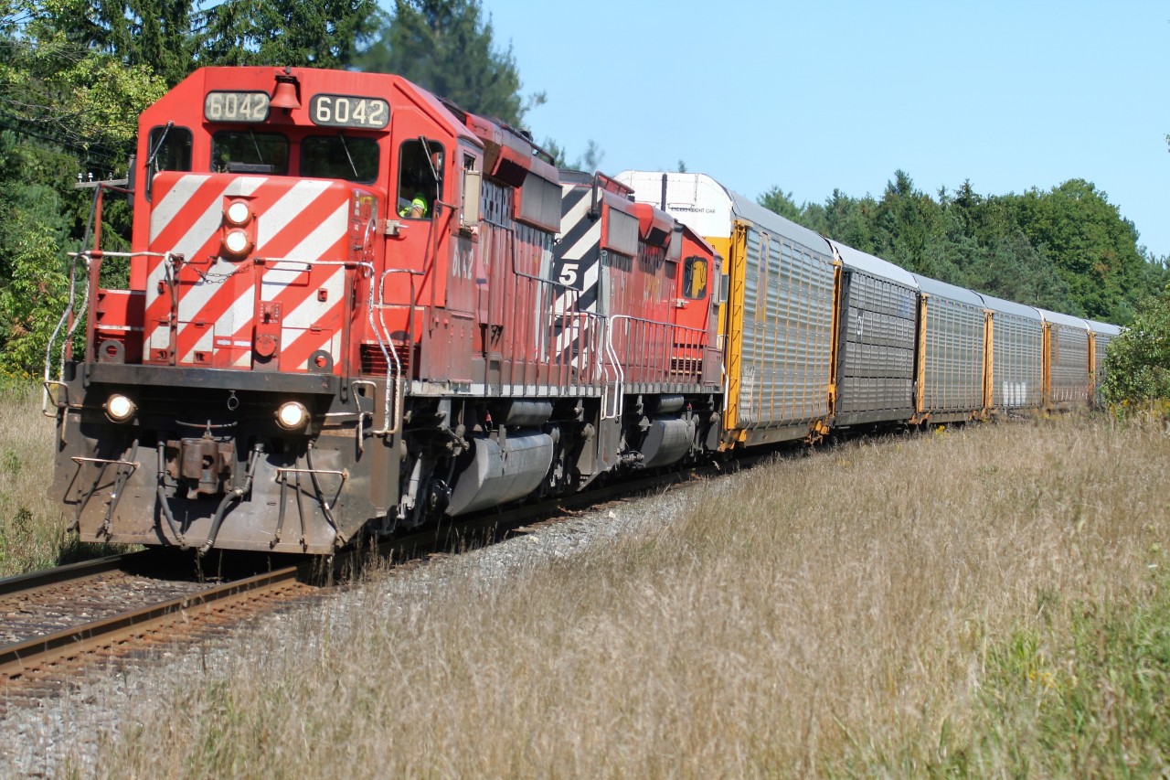 A westbound Canadian Pacific train with a pair of SD40-2's adorning the multi-mark scheme is
seen passing by Mile 54 on the Galt Subdivision, just east of Galt, Ontario.