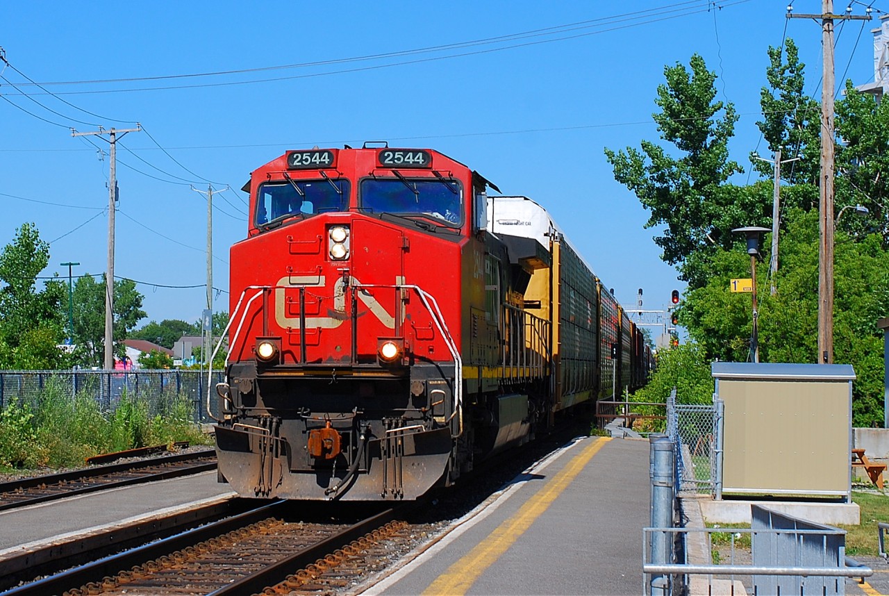 CN-2544 pulling a convoy coming from Joffre near Québec City going to Taschereau yard in Montréal near Dorval on CN route 401