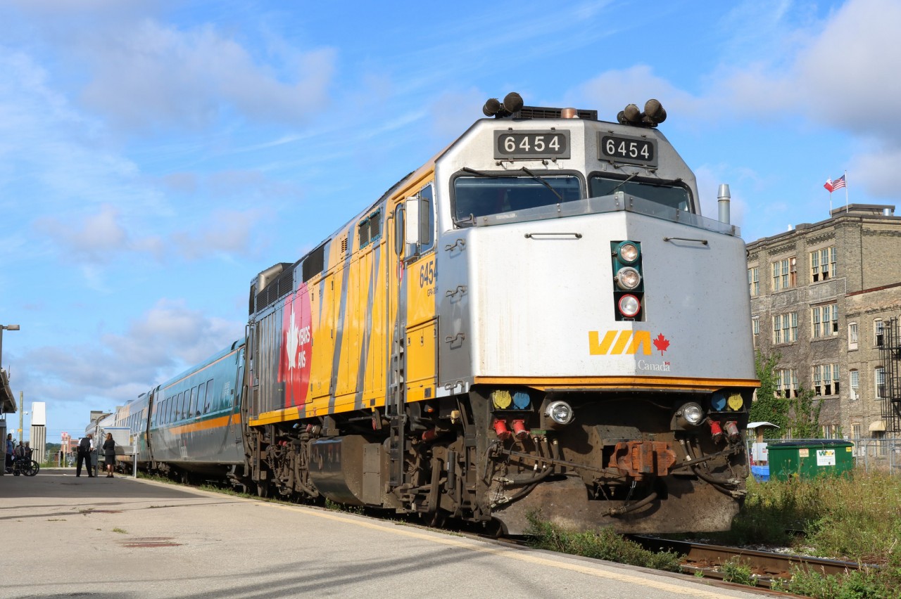 A sunny summer morning as VIA 84 waits to leave.