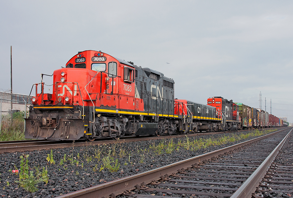 Not often does a 7200 series GP9 yard set make it out onto the mainline, but today the exception was made instead of waiting for the 4138 to come off the shops to be mated to the 7083. I decided that a pull down set would be better than waiting 2+ hours in the yard. A few phone calls were made and off we went with a triple set, 7083-242-7230! A quick photo shows all three units at the ready waiting to head back to Mac Yard with 27 cars in tow.