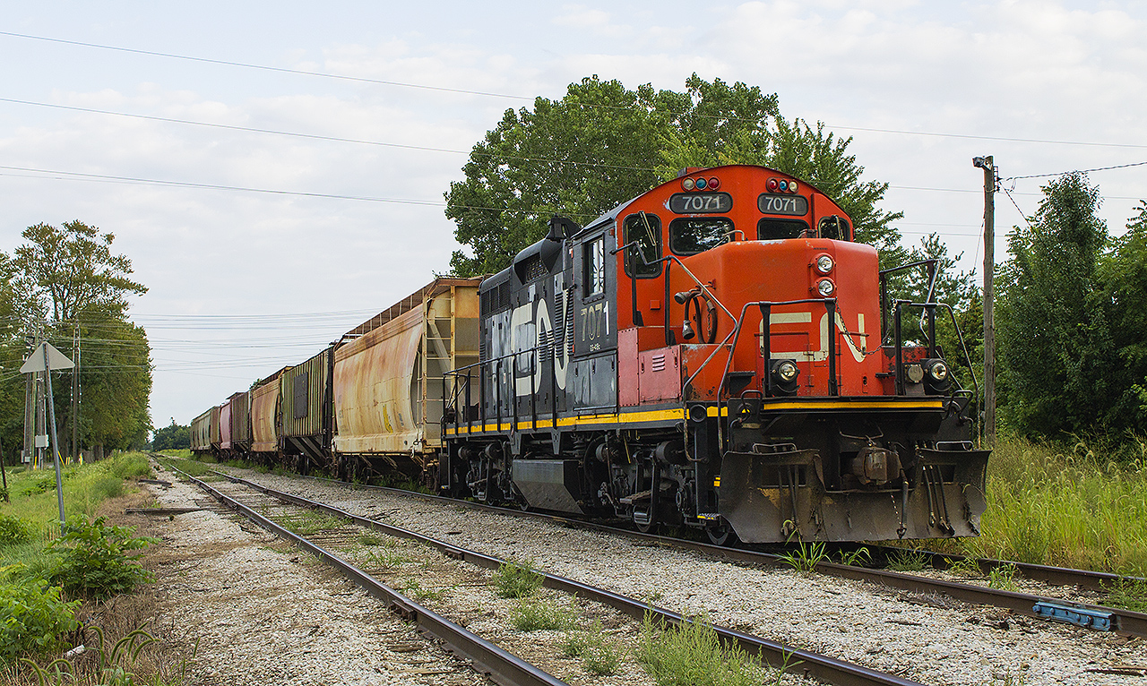It's almost time again this year, for extra trains to run. Last year, I received a tip from fellow rp.ca contributor  Luke Bellefleur, that there was an extra 514 that worked and came back from Blenheim. However the crew ran out of time and had to call it a day. This meant that 438 would have to swing over to the former CSX yard to lift 514, rather than at the normal pickup location at Keil Drive. Sadly for me, I ran out of time too that evening and just missed seeing 438 lift 514.