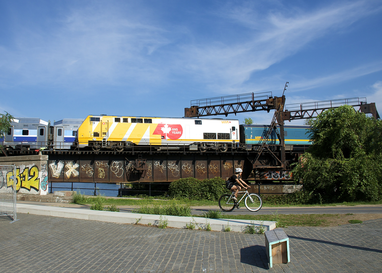 VIA 919 is pushing VIA 37 over the Lachine Canal. Soon the train will wye on the Victoria Bridge and continues it journey towards Ottawa.
