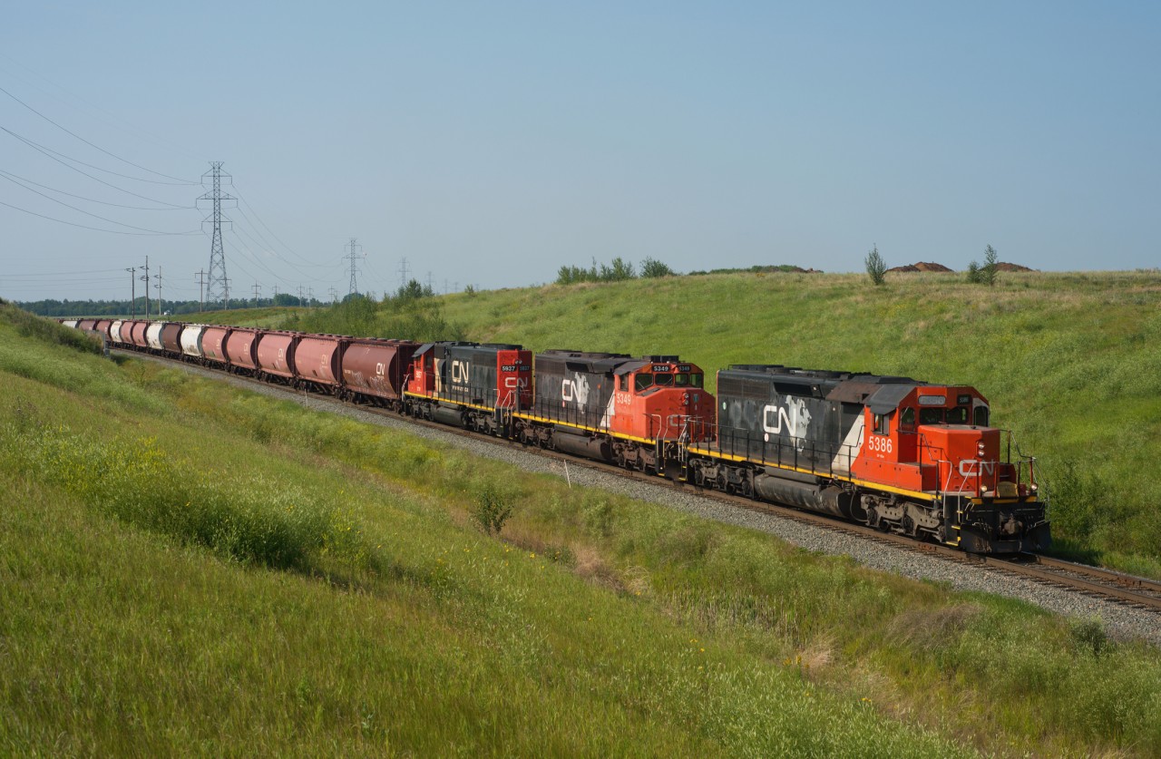 CN L512 makes its way up the Beamer Spur in Fort Saskatchewan AB with a stellar consist.