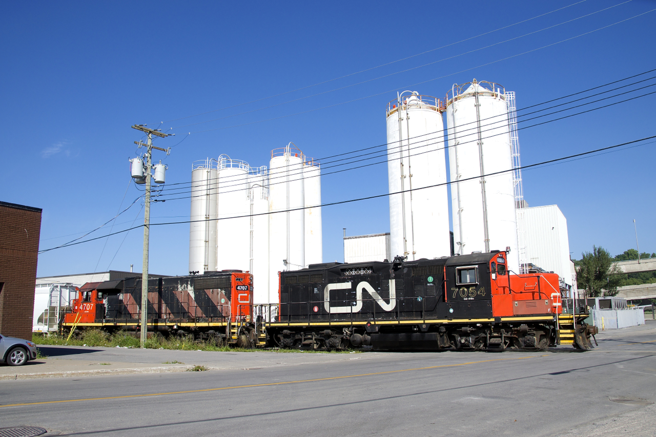 CN 7054 & CN 4707 are shoving a hopper and a boxcar towards the end of the Turcot Holding Spur.