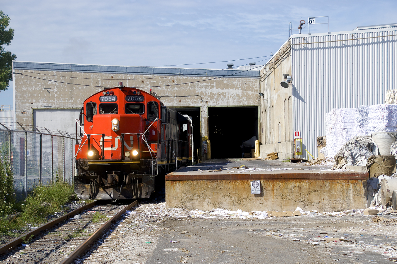 The Pointe St-Charles Switcher shoves a single boxcar into the Kruger plant that is located at the end of the Turcot Holding Spur. A plastics car is ahead of the boxcar, as they will have to respot it after switching Kruger.