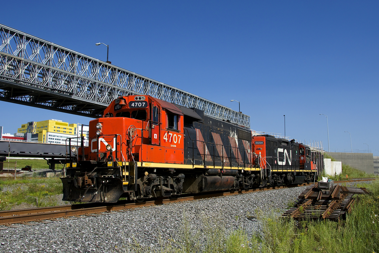 CN 4707 & CN 7054 are leaving the Turcot Holding Spur after dropping off a boxcar at the Kruger plant.