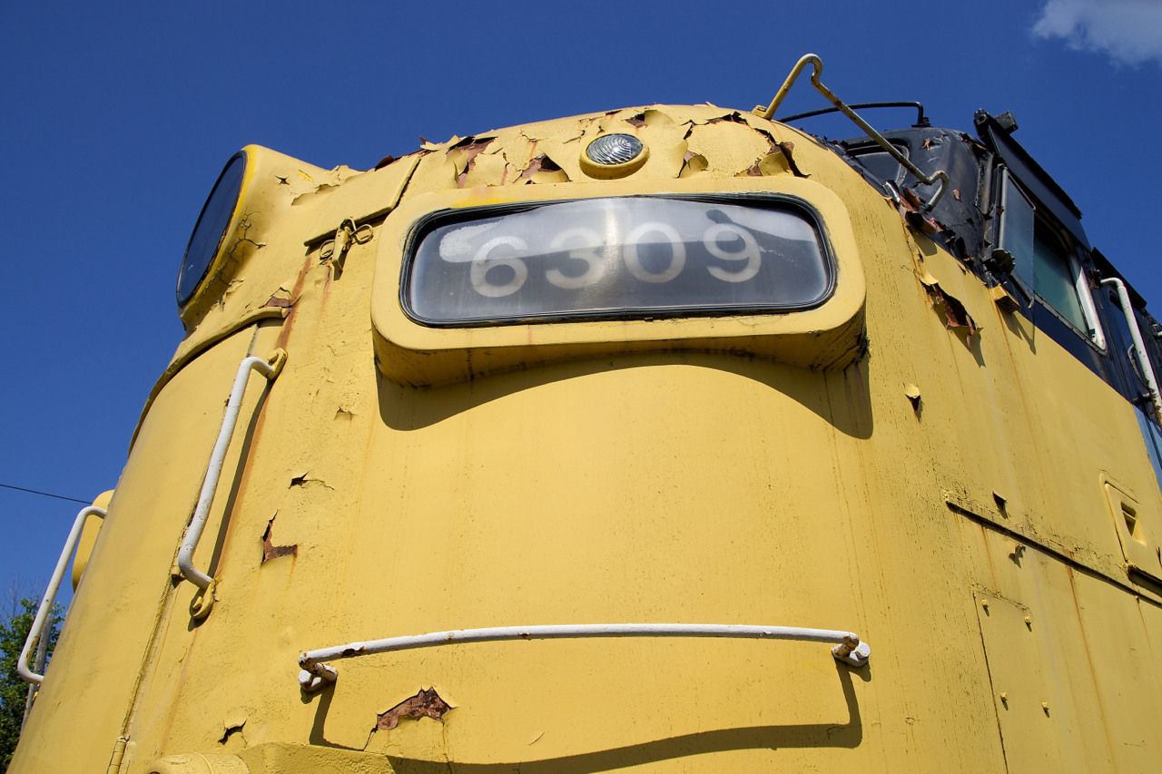 The classic nose of FP9A VIA 6309 has seen better days as it sits in the sun at Exporail.
