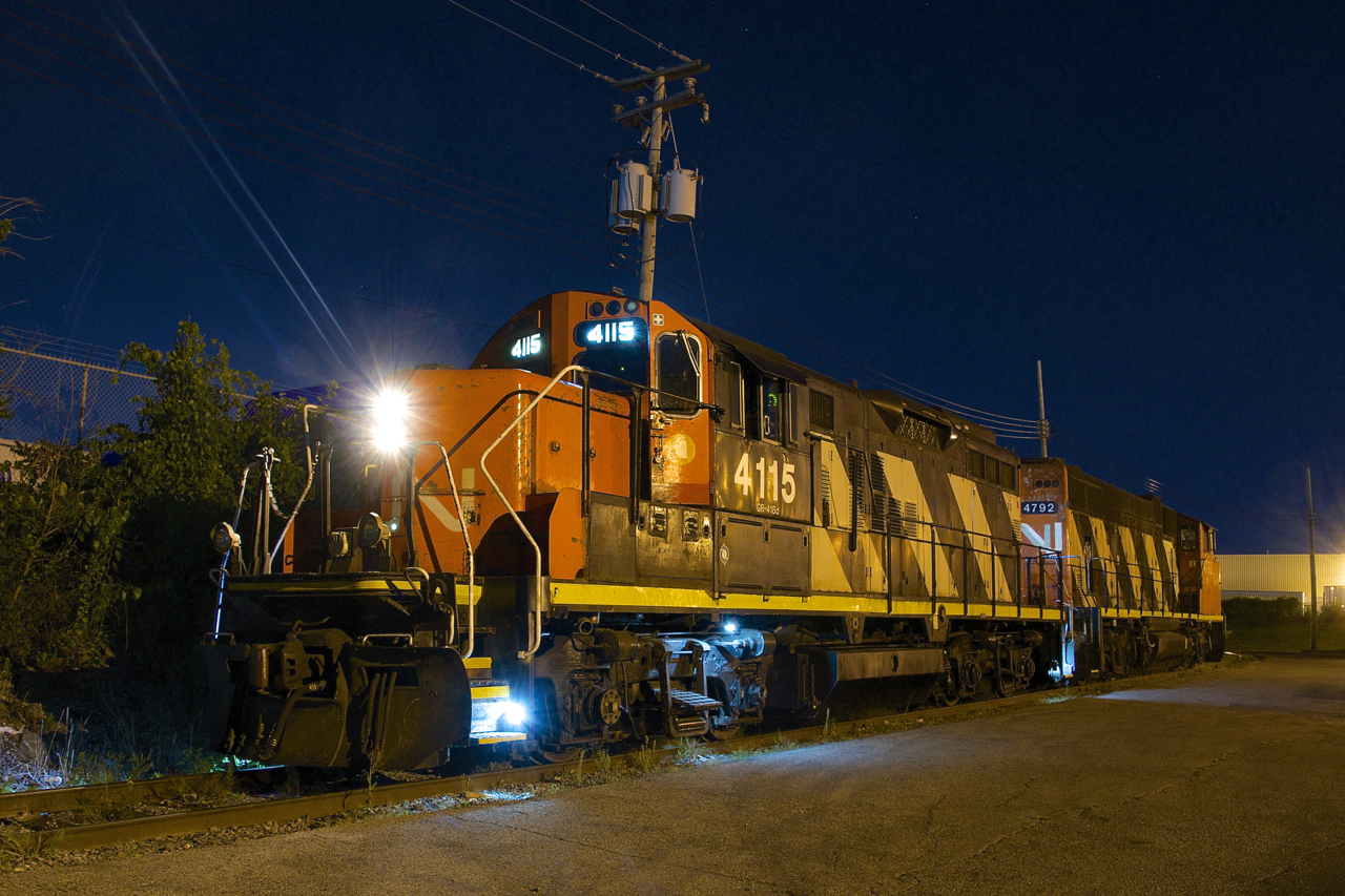 The final train to run on the Doney & St-Francois spurs and the final CN 564 stops so a switch can be thrown just before picking up the last 4 cars on the line (hoppers at Ipex). They were supposed to start pulling up the tracks today already, in preparation for the construction of REM's light rail  line to the Trudeau airport to begin.