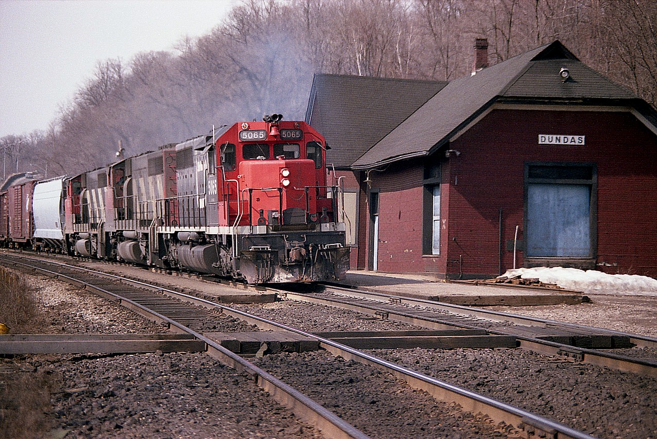 While hanging around the old Dundas CN station, enjoying a day off, a Wednesday; I snagged this eastbound coming down the Copetown Hill. Typical mixture of the day, CN 5065, 9511 and 9663, SD40 and a couple of GP40-2 wide cabs. All have departed the CN roster...........