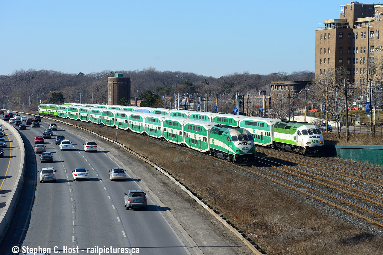 I don't give GO transit enough attention... and they deserve some lovin' too , right? Maybe? Well, this isn't too bad, it's a nice meet of two GO trains on the Oakville subdivision from the famous Sunnyside pedestrian bridge. This is a place worthy of a visit once a year if you have time.