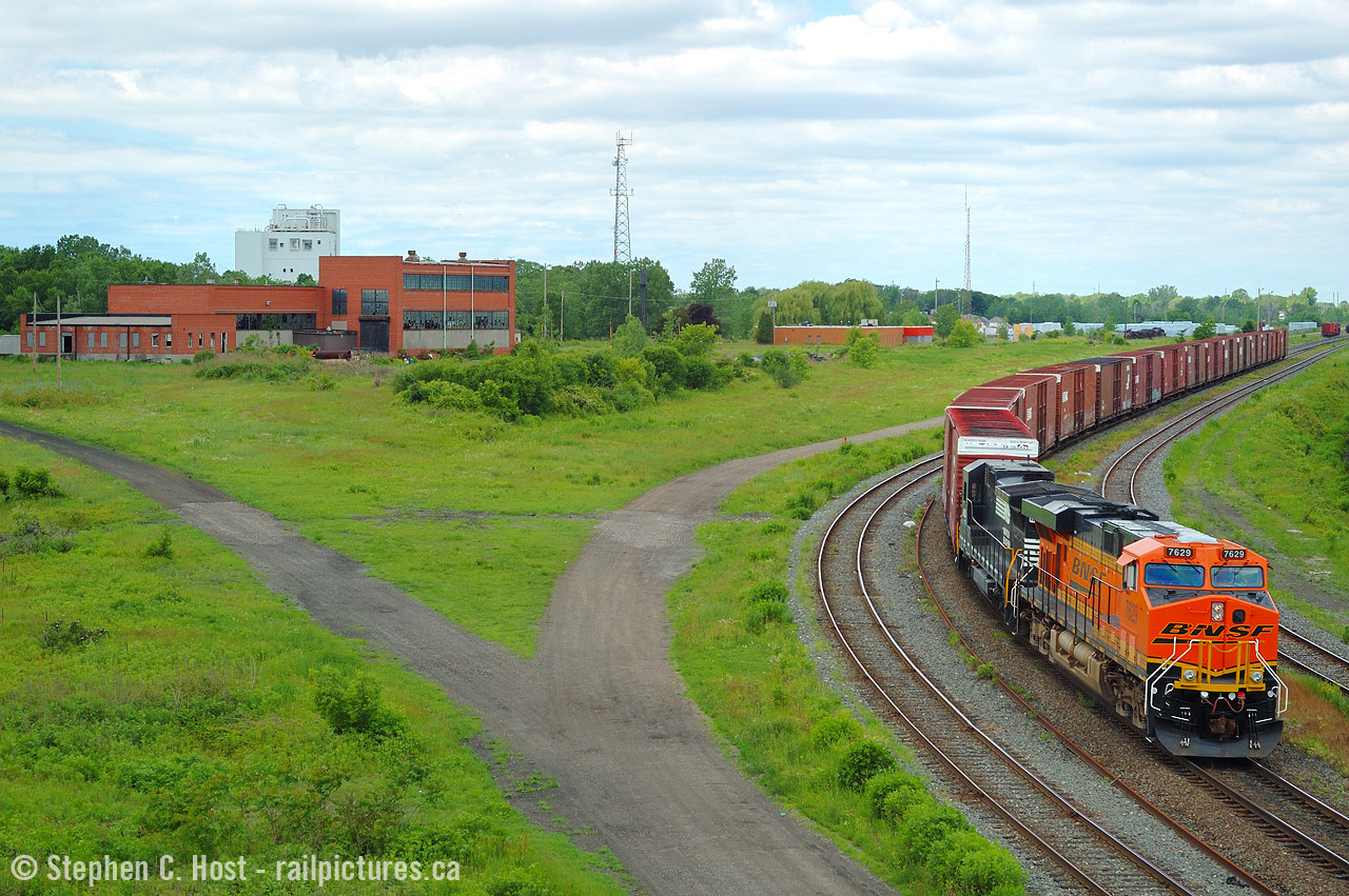 Nope, I can't time machine this, it's close, but it's not the same composition as Arnold's recently posted shot.  But I pulled it out anyway. 
I had a family event in the area (my first, actually) and I still end up here about once a year for something family related, but I made sure to capture the NS trains while in town. What bothers me the most is I could have easily photographed NS 327 (pictured) meeting 369 at Duf fas they waited for 327 to arrive before they could come back light power to make their lift. DARN - but I didn't know back then.  Here's the picture of 369 about an hour later almost ready to depart.