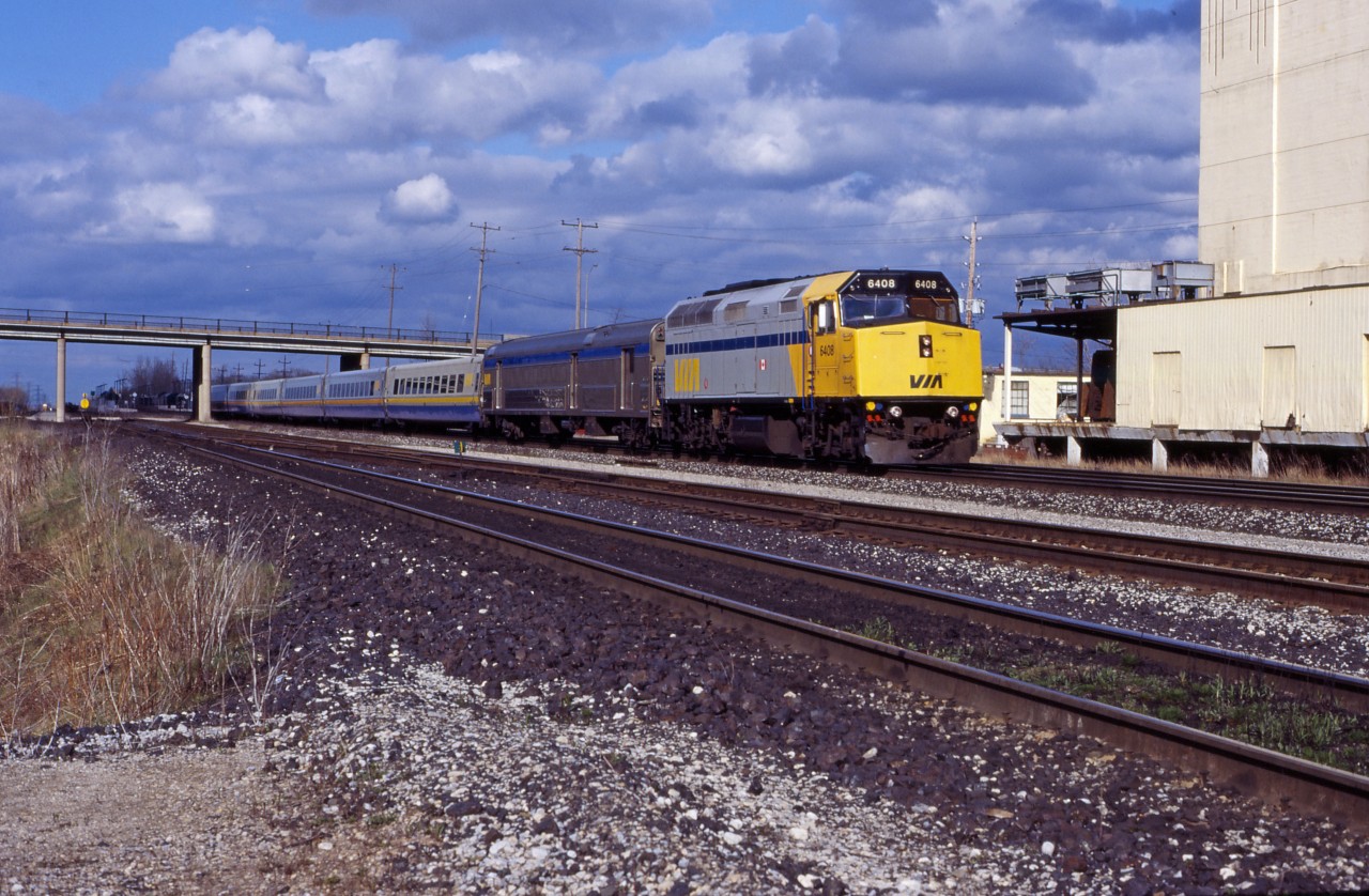 While not from 1993, this 1995 shot of VIA train 75 is typical of the HEP baggage car/LRC coaches which ran on this early evening Toronto Windsor train in the early-mid 1990s. This train originated in Montreal as train 57 and the equipment would return the following morning on trains 70 (Windsor-Toronto) and 60 (Toronto-Montreal).