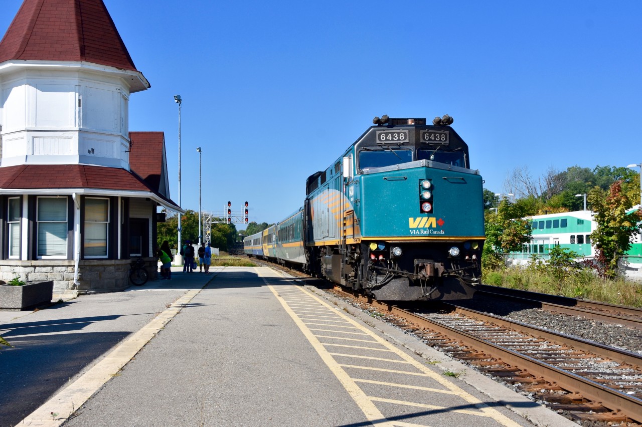 Running half an hour behind schedule, VIA 84 pulls into Georgetown GO/VIA station to let on a small handful of passengers, 3 of which were university students heading back to Carlton after having taken the VIA Rail home a couple days earlier to visit their parents for the weekend.  Time: 09:34