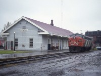 Brockville CN station (now VIA) as it looked many years ago. I understand the station has undergone a million dollar facelift to bring it up to snuff in the past few years. New roof, bricking, doors, and lighting. Not sure why the CN 6525 is there......perhaps out of service?