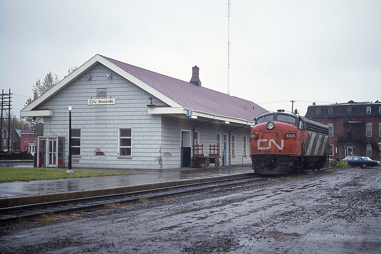 Brockville CN station (now VIA) as it looked many years ago. I understand the station has undergone a million dollar facelift to bring it up to snuff in the past few years. New roof, bricking, doors, and lighting. Not sure why the CN 6525 is there......perhaps out of service?