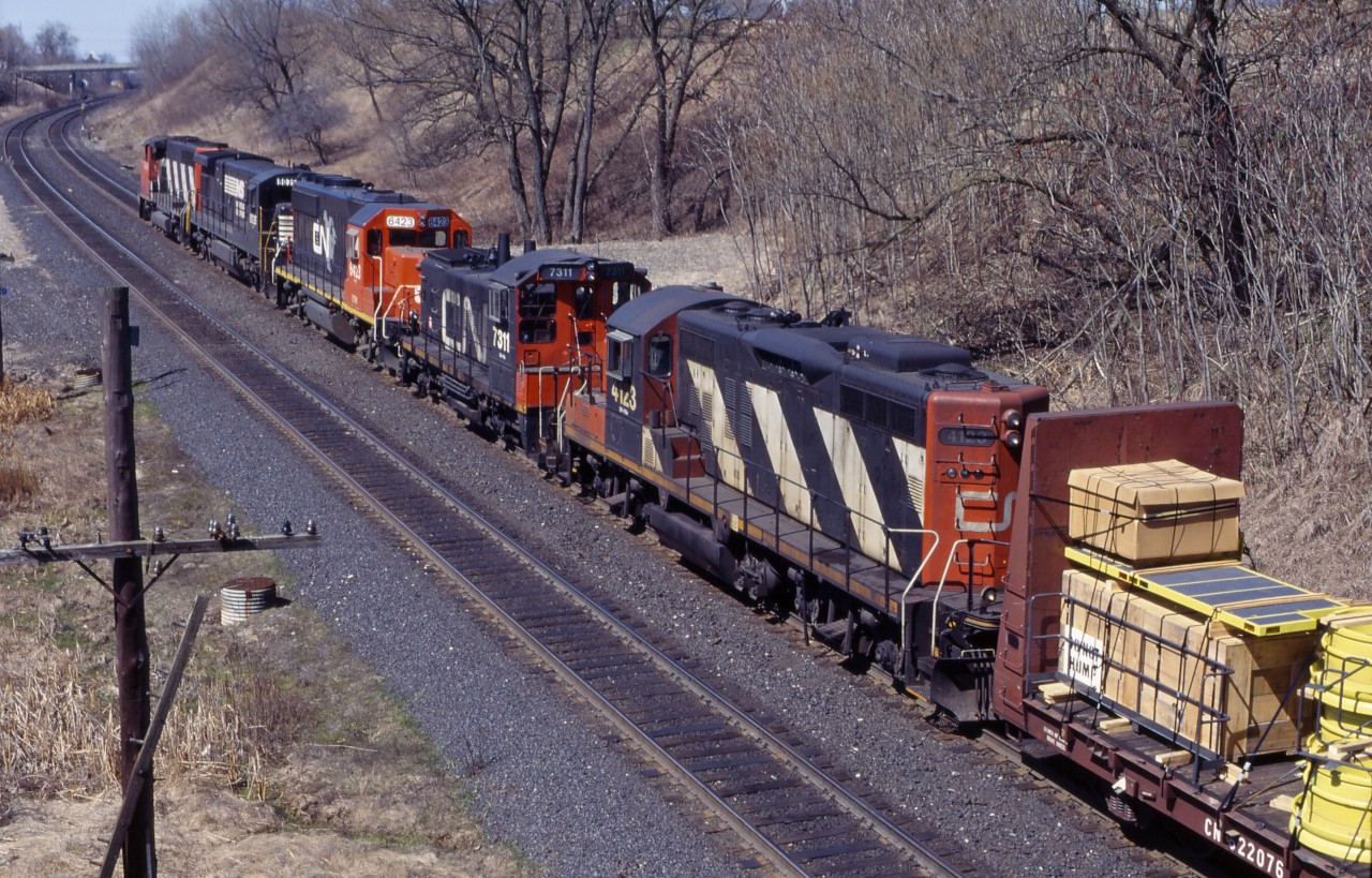 You can almost hear this train straining to crest the Dundas hill at Inksetter's Road near Copetown. This westbound has an interesting variety of power: CN GP40-2LW 9449, NS C30-7 8035 (at the time, on lease to CN), GTW GP40-2 6423, CN SW1200RSu 7311, and GP9u 4123...oh, to have caught this on video!
