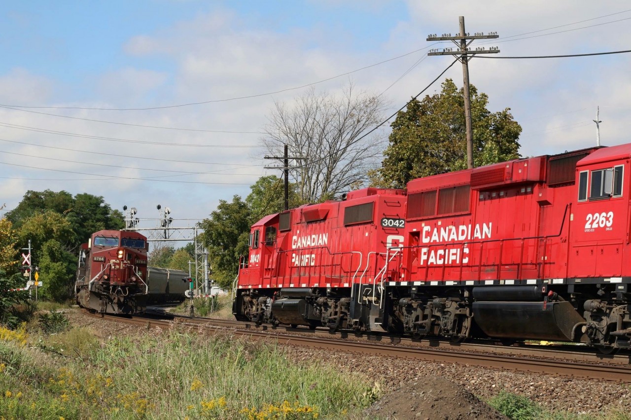 Today both T14 and the OBRY arrived at Streetsville early, and T14 did a rare Friday switch at Ardent Mill. Here we see T14 awaiting the arrival of the headend crew as they prepare to head for the yard after lifting four cars at the elevator. A very short six car eastbound has just dimmed it’s ditch lights as it storms around the curve at the Mississauga Road crossing.