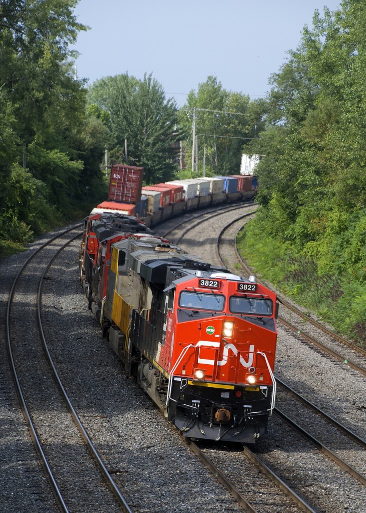CN 3822 is nearly brand new as it leads Toronto-Halifax stack train CN 120, with CREX 1506, CN 8879 & CN 8916 trailing.