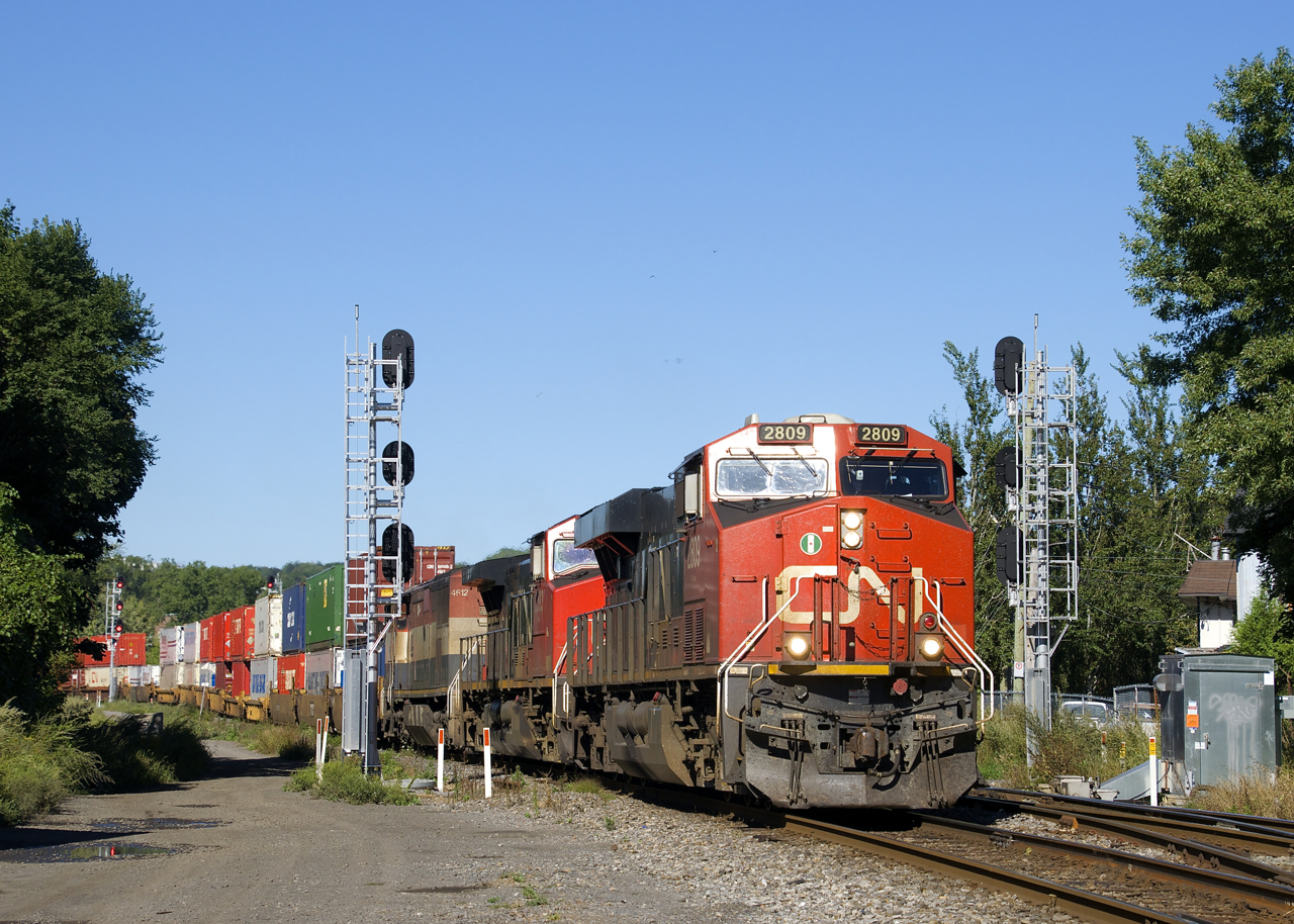 A 636-axle long CN 120 splits a set of signals with CN 2809, CN 2693 & BCOL 4612 up front and CN 3801 mid-train.