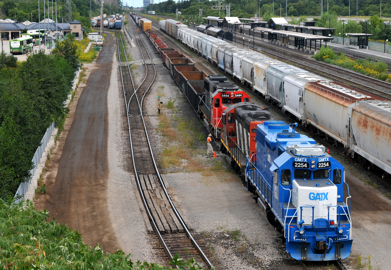 While killing a a couple hours between shifts at the CCMA's, I decided to go check out what was happening at Aldershot.
 
GMTX 2254, and CN 4136 on L551(?) prepare to move a cut of cars + CN 5444.
 
2254 was built in November 1971 as GTW 5810, so in a way it's returned to "home" rails!