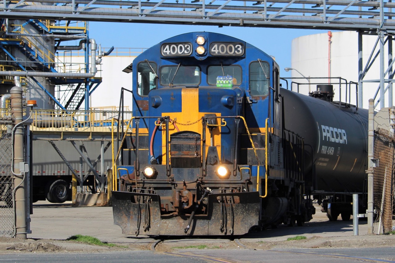 4003 is about to come out of the gates at Bunge in Hamilton onto Burlington Street with a cut of tanks just lifted from Vopak. They would lift a cut of empty grain hoppers from Bunge next.