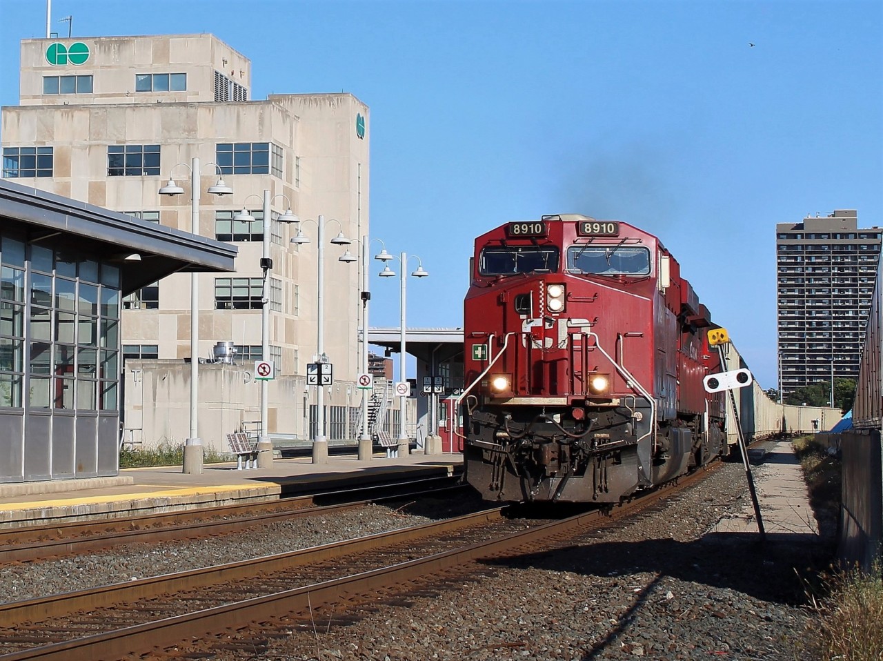 8910 leads 255 north past the Hunter Street GO station. Yes, I shot this through the chain link fence.