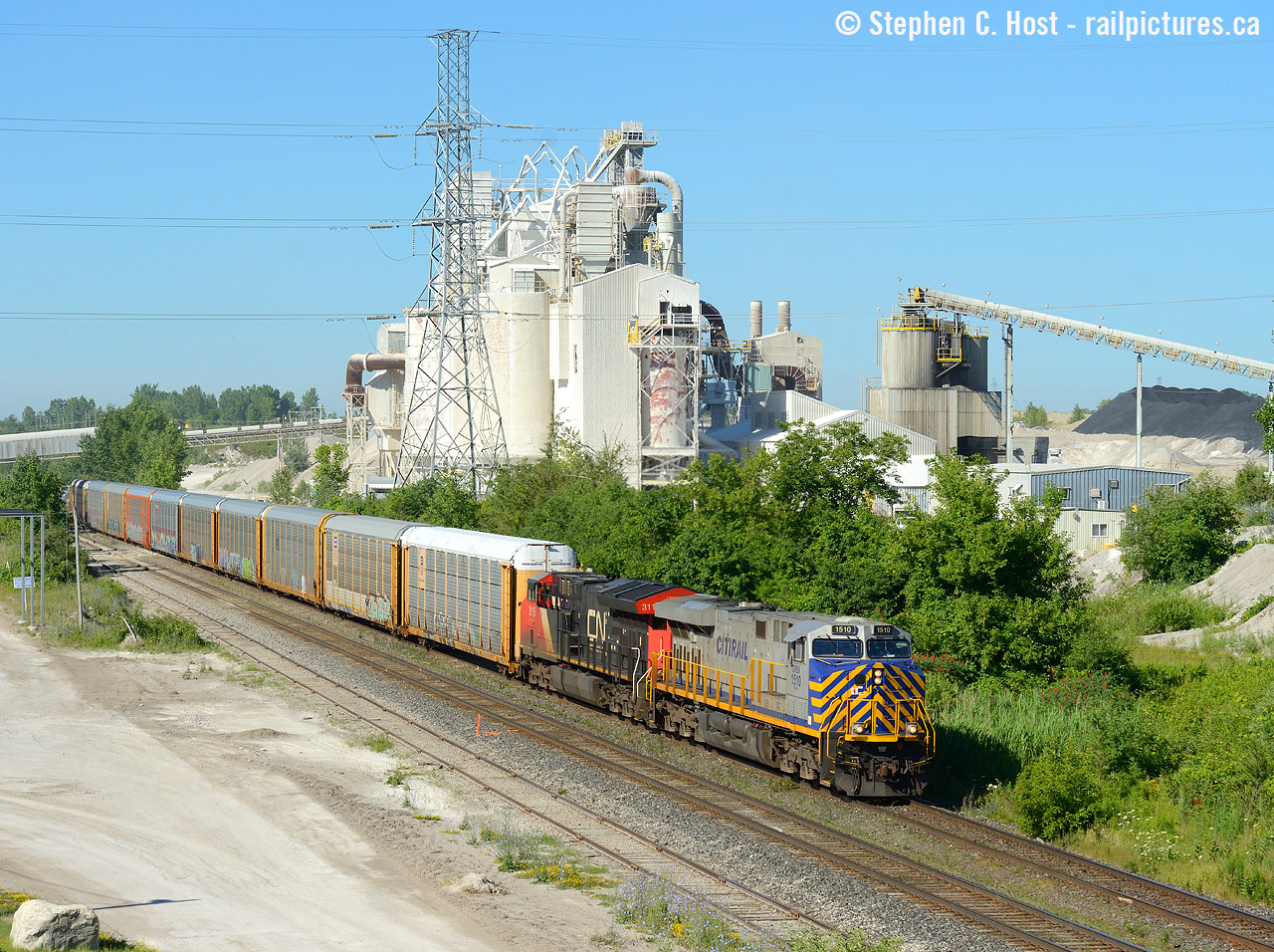 Passing by the Carmeuse Lime facility in Beachville, this eastbound freight has one of the common leaders from the lease fleet in 2018. This shot is quite nice but it requires no cars waiting for OSR to be possible, and this was taken during their annual two or so week July shutdown. Otherwise, you have to get quite lucky!