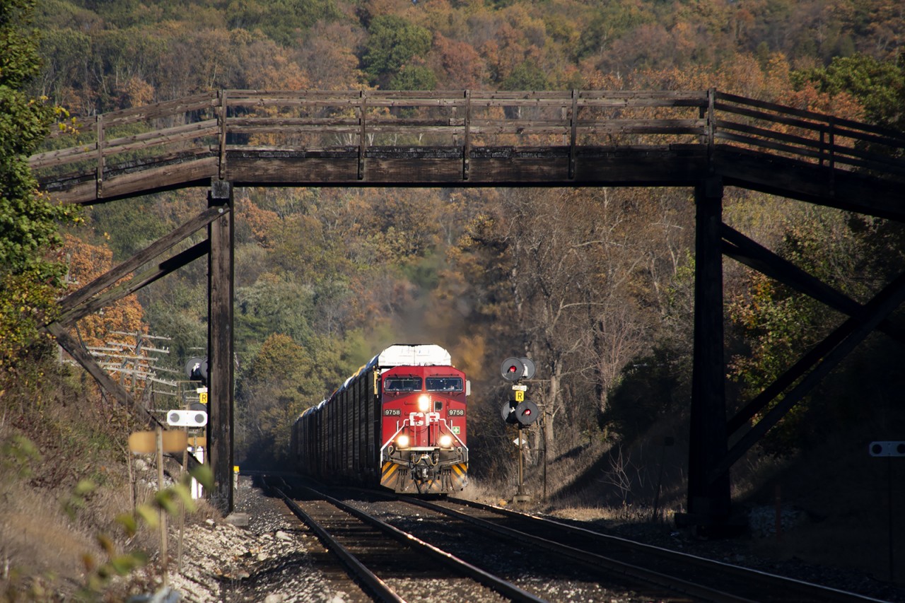 While I am no fan of "one unit wonders", it's still pretty nice to catch anything at one of my 2 favourite spots on the Galt Sub (Hornby Dip is the other). Still wearing its "Run Away" plow, 9758 has a woefully small for a Thursday, 147 making good time up the hill. Then again, if it's not 147......