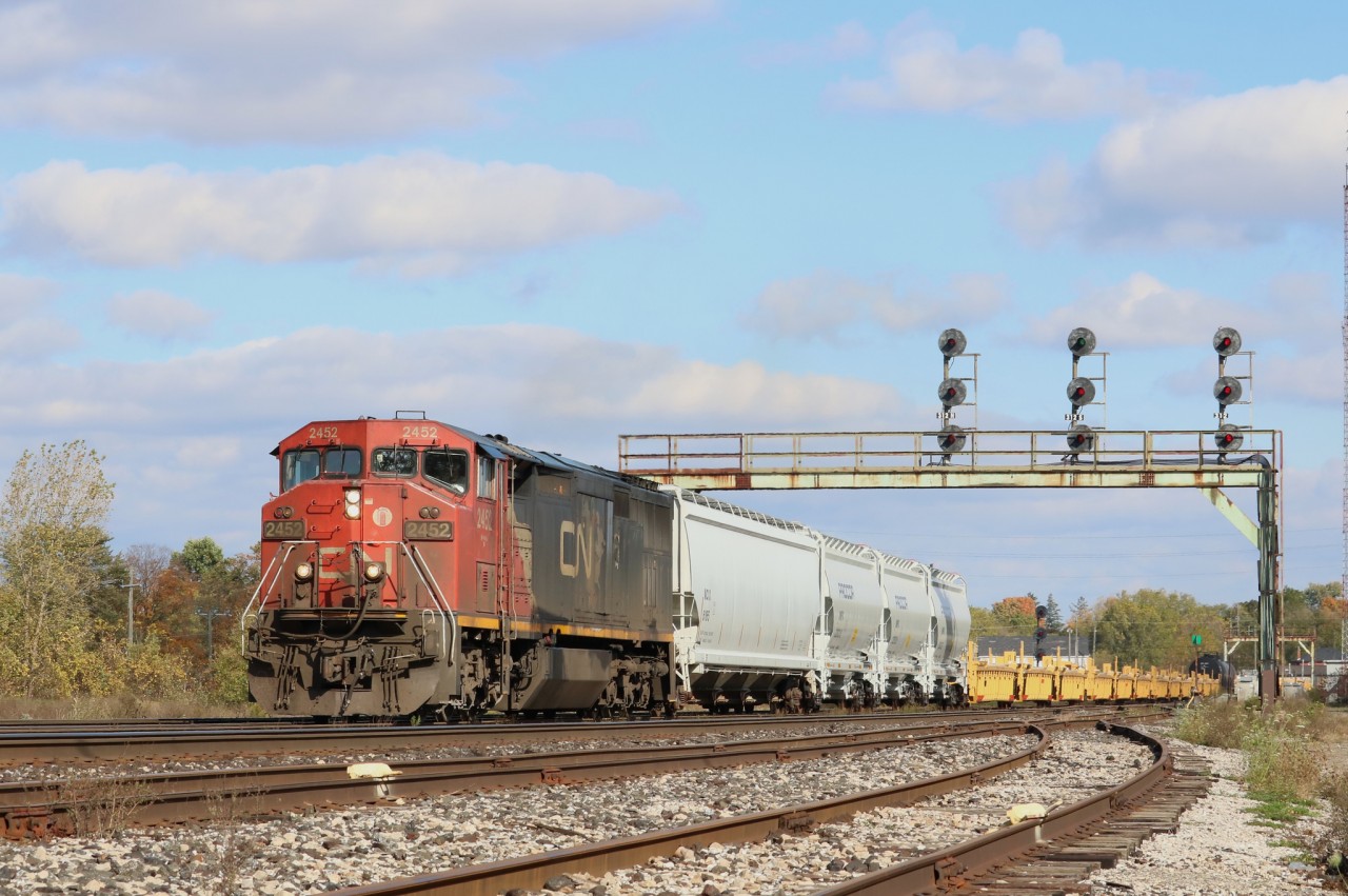 A solo Dash 8 leads M331 through Paris with no work there.