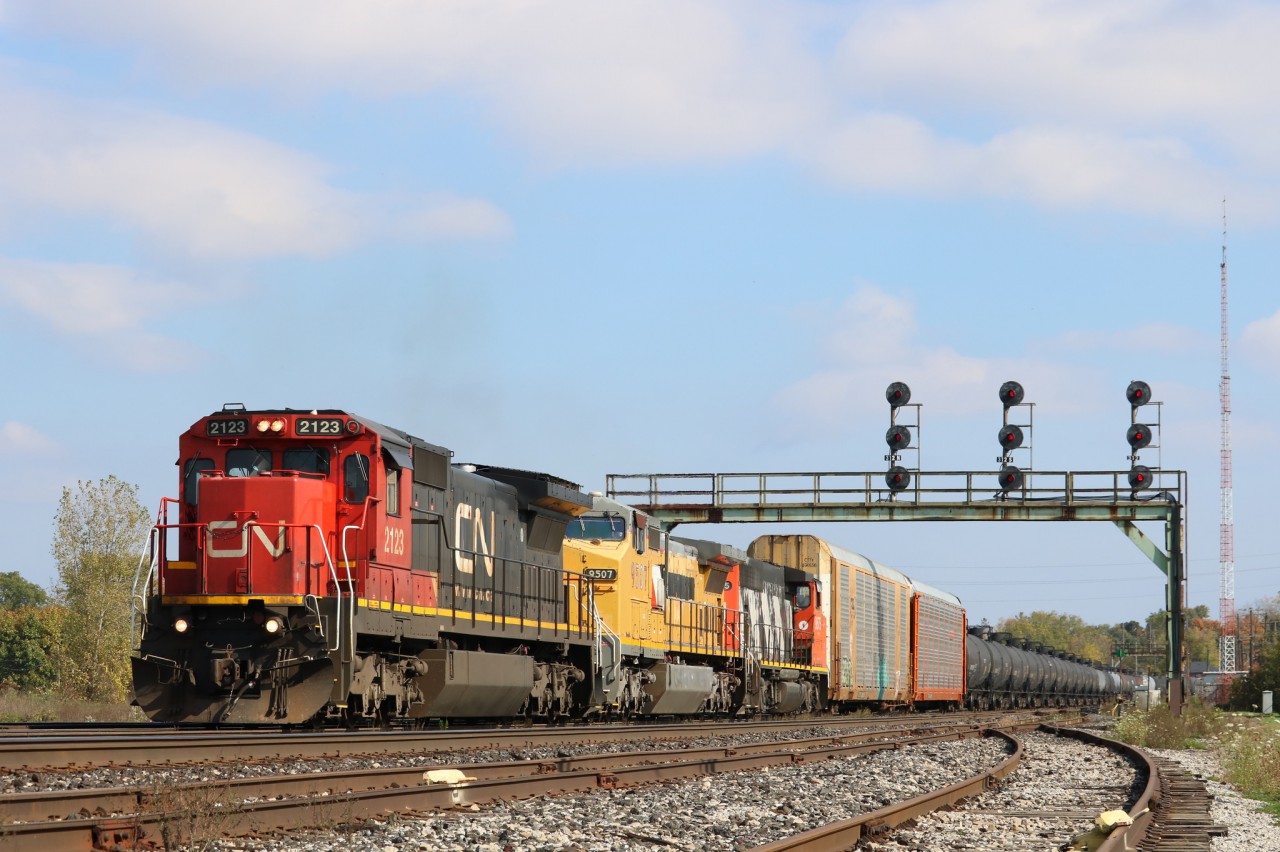A standard cab Dash 8 leads M385 into Paris where they'll set off cars and continue westward.