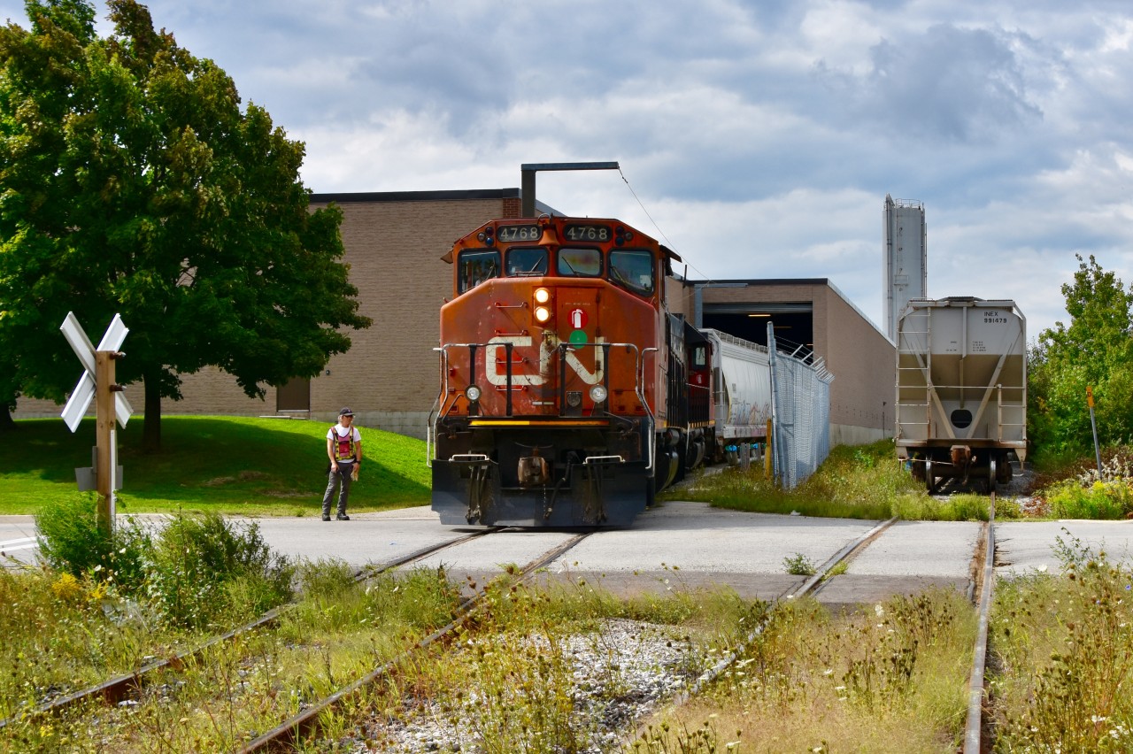 CN’s mid-day local 559 switches out hoppers at the Polar-Pak Distribution Center on Summerlea rd at just about lunch hour. This particular several hundred yard railway spur branches off of the Torbram Lead just after Clark BLVD and was named after the buisness a few hundred yards east of here ‘Country Malt Group-Toronto’ back when their building first opened in the 80s (as this spur ends at their building located at 8705 Torbram rd). Country Malt is one of the many long gone rail consumers on the Torbram Lead (as most buisness here prefer to rely on BIT when it comes to shipping by rail) but their spur still has some life left in it as 559 continues to make its once a week visit to Polar Pak which is only a few hundred yards away and at times (as seen in this picture here) freight cars still make it up to their building while 559 switches hoppers at Polar-Pak (there were a total of 7 freight cars on the spur to Country Malt on this day).