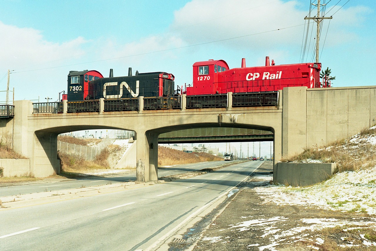 I'm not sure if in 1994 CP and CN shared duties switching the Ford Assembly Plant in Oakville, but it certainly looks that way. Anyone??   CP 1270 & CN 7302 as seen over Royal Windsor Dr.