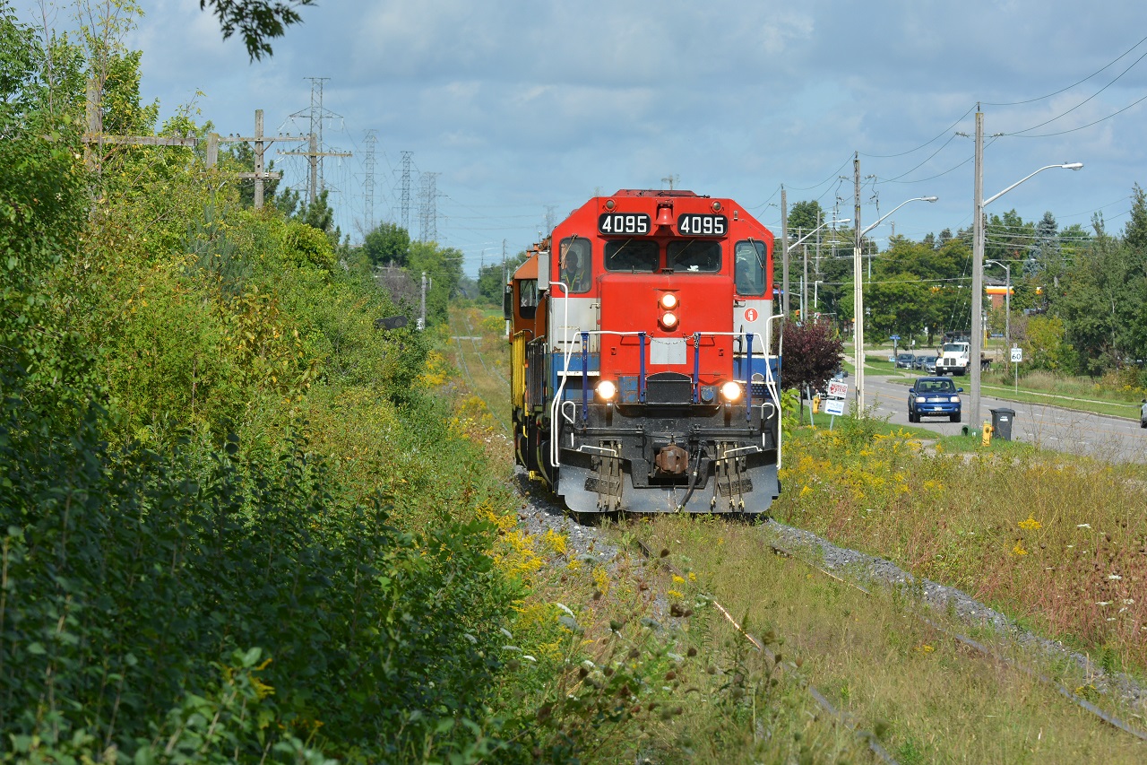 GEXR 580 returns from interchanging with GEXR 582 in North Guelph on what looks like garden railway tracks