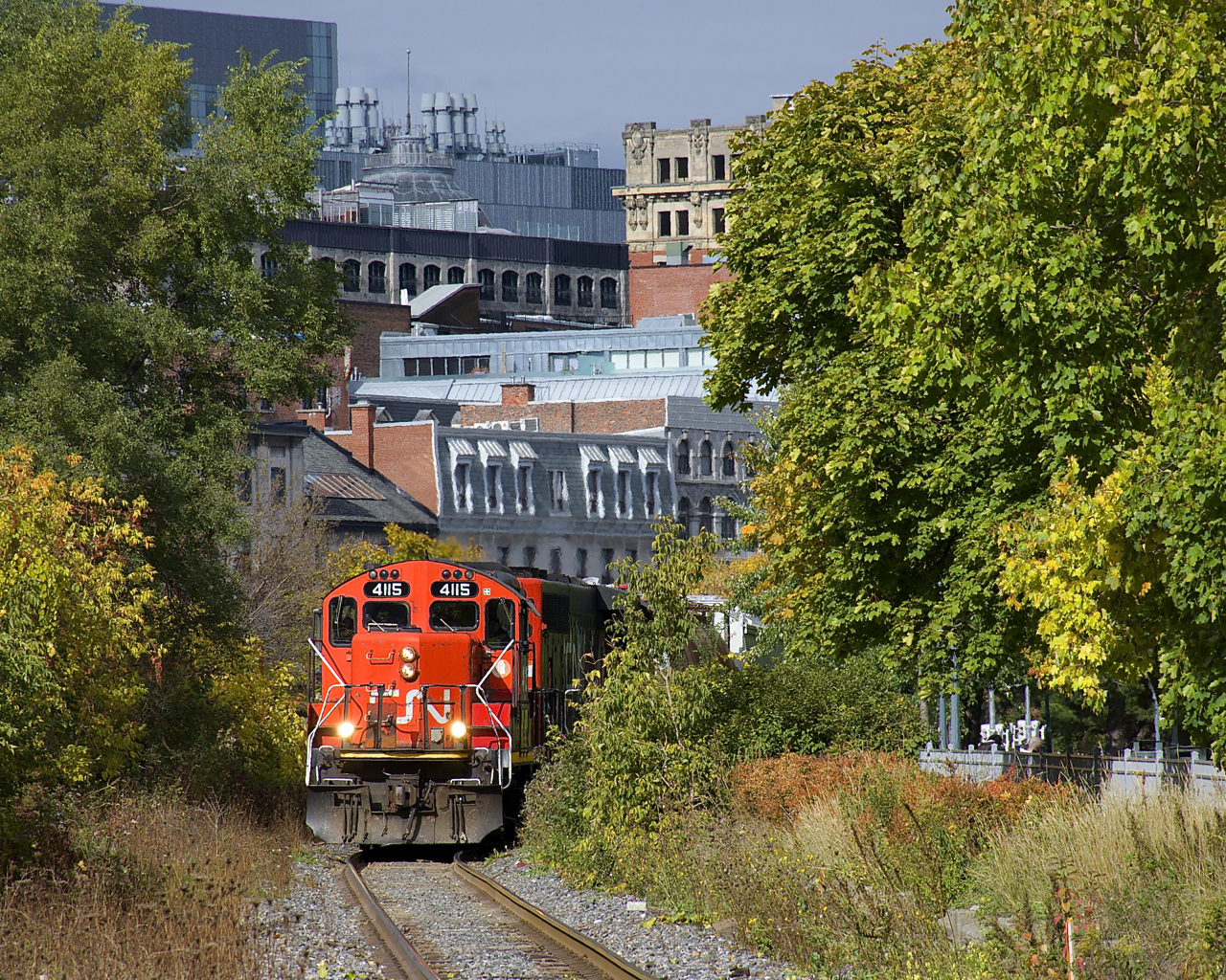 CN 4117 & CN 9677 lead a transfer towards the Pointe St-Charles yard with cars received in interchange from the Port of Montreal. I was lucky to have the sun come out for a bit on a mostly cloudy day.