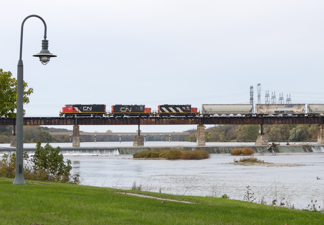 Today's L580 heads through Caledonia on their way to Hagersville where they would work the Mattice Elevator before heading over to CGC.  I'm posting this one for the friendly crew on board today, thanks for being awesome guys!