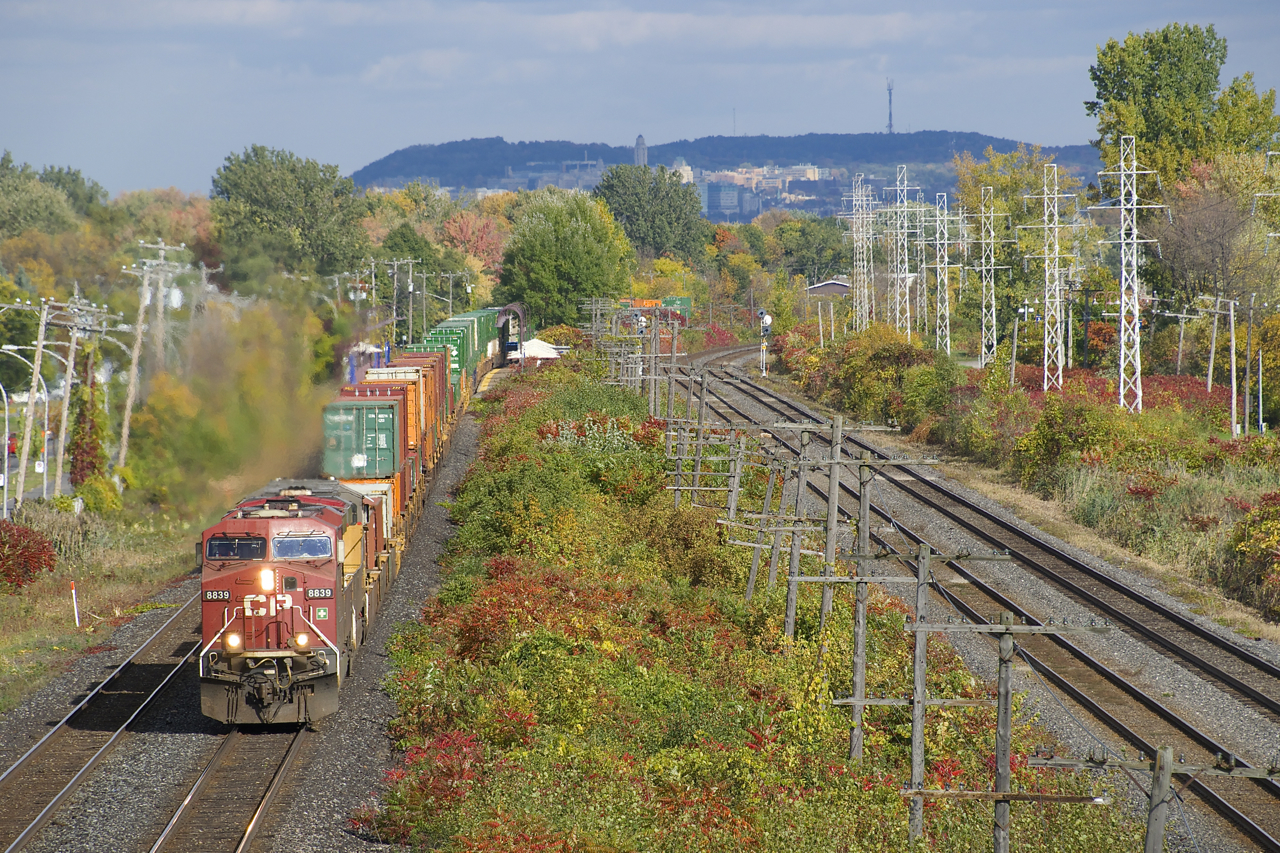 CP 8839 & UP 5531 lead a short CP 143 around a curve In Pointe-Claire on CP's Vaudreuil Sub. At right is CN's parallel Kingston Sub.