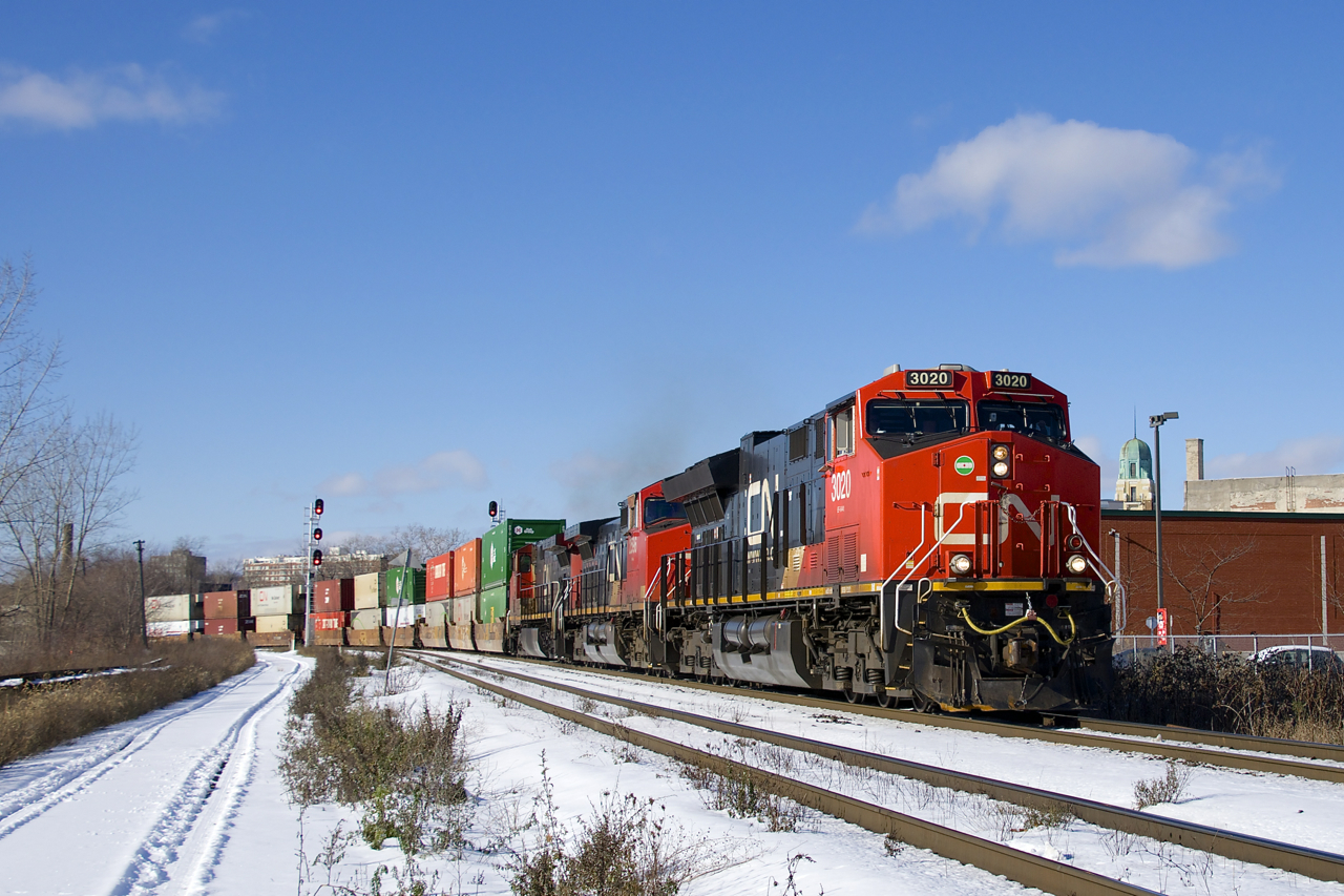 CN 120 has CN 3020, CN 2596, IC 2698 and CN 2922 mid-train as it rounds a curve in St-Henri, just before meeting CN 305 in Pointe St-Charles.