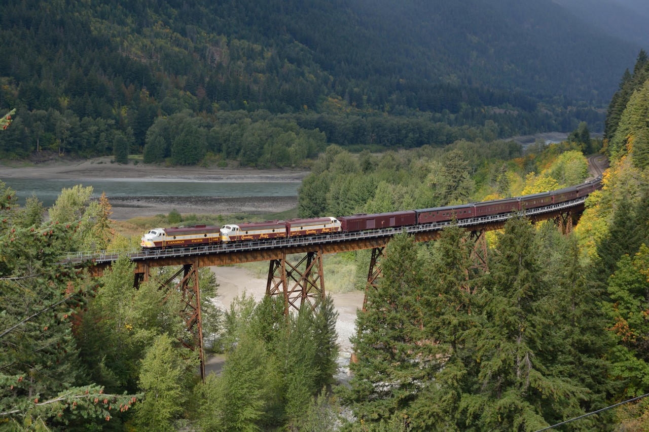 CP 1401 West crosses over the Anderson Creek bridge on the CN Yale Subdivision. In this portion of the Fraser River canyon, all westbound trains use CN tracks, and all eastbound trains use CP tracks.