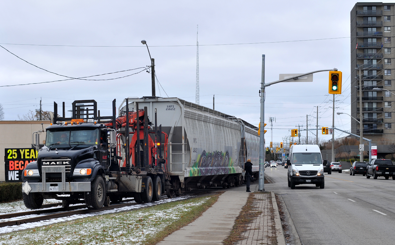 Allied 705 makes the trek north from Ingenia with 3 empty hoppers