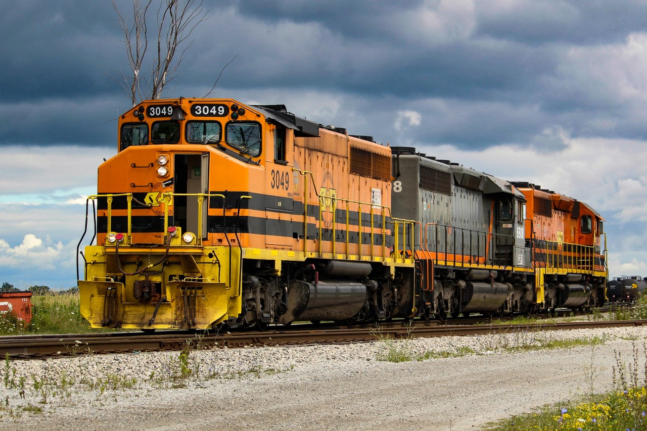 Here, the Garnet power (3049, 6908 and 3404) is pictured building their train for Nanticoke. I love the look of G&W units under foreboding skies. While it looked like it was going to storm that day, it never did. I stuck with them all the way down to Stelco before calling it a day.