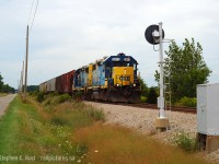 For Hunter and the CSX Branchlnie fans: D724 is southbound on the Sarnia Sub passing the approach signal to the Fargo diamond with the CASO Sub. 724 always ran in the mid to late afternoon so thank god it wasn't sunny. Fans from this era would remember the detectors on the CSX Sarnia sub at mile 12, 33 and 51. Here's a recording of this oddball, just north of this spot at mile 12: <a href=http://steve.hostovsky.com/csx_12.mp3 target=_blank>Here</a>. For more recordings, including the RTC and Station Operator/Clerks (friendly Skip!) see this link <a href=http://www.railpictures.ca/?attachment_id=25773 target=_blank>here - photo of CSX D724 at Wallaceburg</a>
