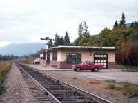 After the second world war, CP began a program in British Columbia in which they updated and rebuilt stations in many localities. Those stations suffering from age related problems were replaced with various styles of flat roofed nondescript buildings such as this example in Creston.  As of this writing the building still exists, surrounded by miscellaneous 'railroad supplies and such; the building is used now by MoW crews.