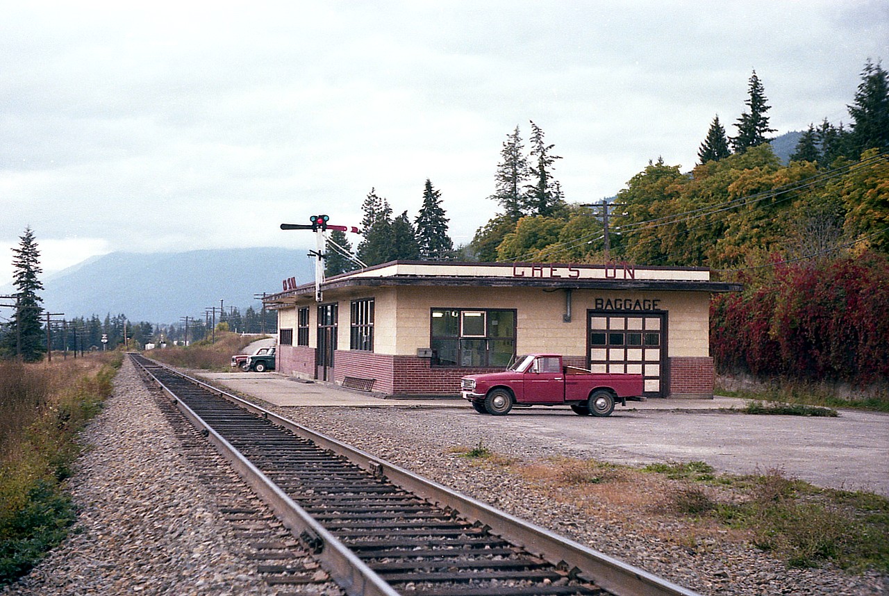After the second world war, CP began a program in British Columbia in which they updated and rebuilt stations in many localities. Those stations suffering from age related problems were replaced with various styles of flat roofed nondescript buildings such as this example in Creston.  As of this writing the building still exists, surrounded by miscellaneous 'railroad supplies and such; the building is used now by MoW crews.