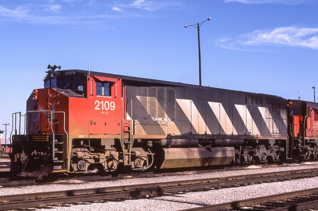 CN 2109 is in Toronto in August 1985.